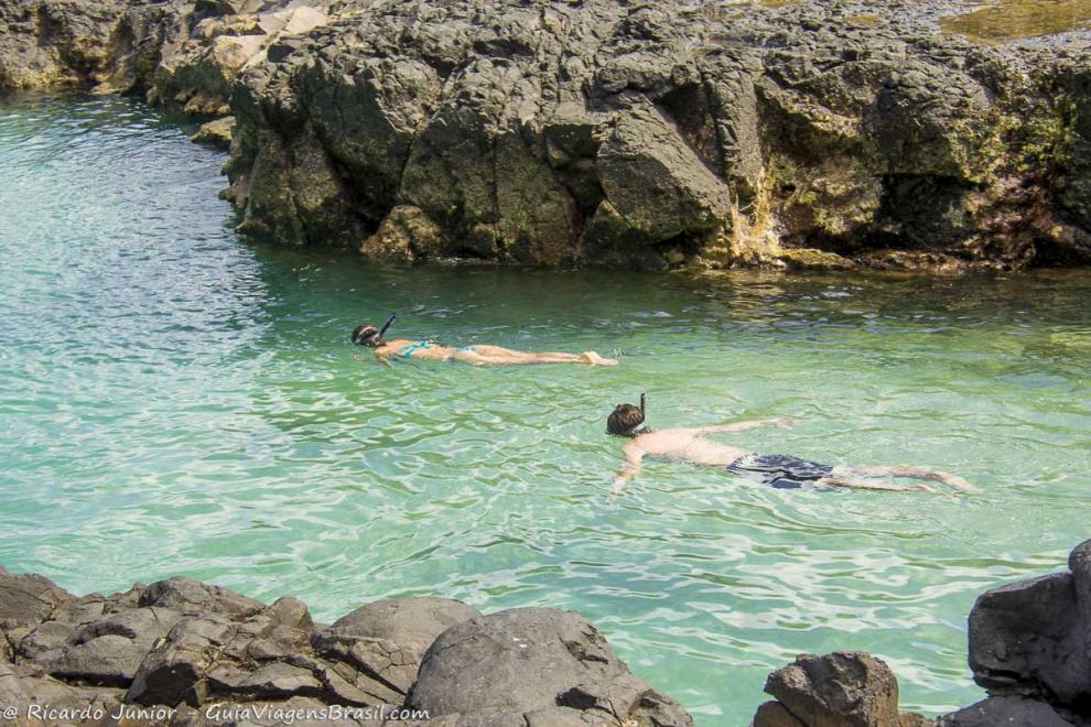 Imagem de duas pessoas mergulhando de snorkel na Baía dos Porcos.